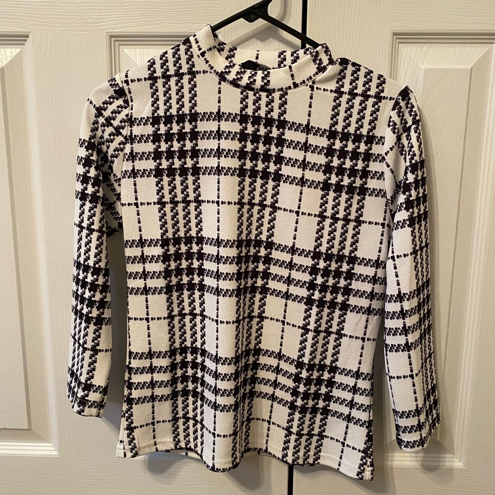 NWOT- never worn cute black and white shirt